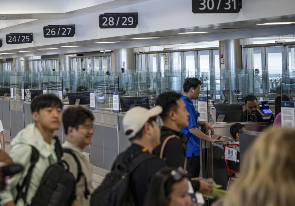 来美旅游留学的访客请注意!所有美签都将加收至少250元的签证诚信费!美国旅游协会:“愚蠢”行为!