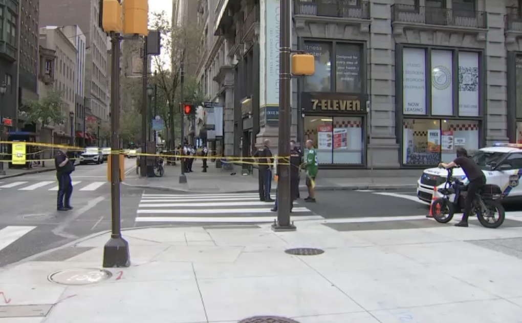 光天化日!女子费城市中心7-11便利店门口被流浪汉连射6枪,惨死街头!