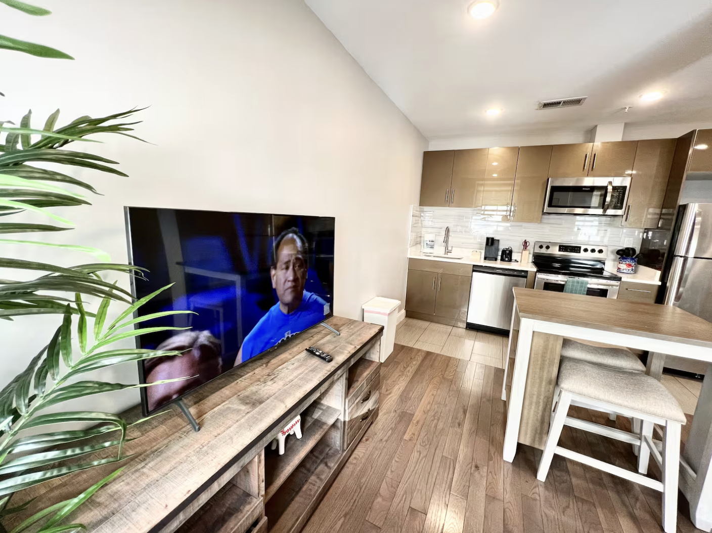 $2200 拿下费城市中心黄金 1B1B｜拎包住+水网全包