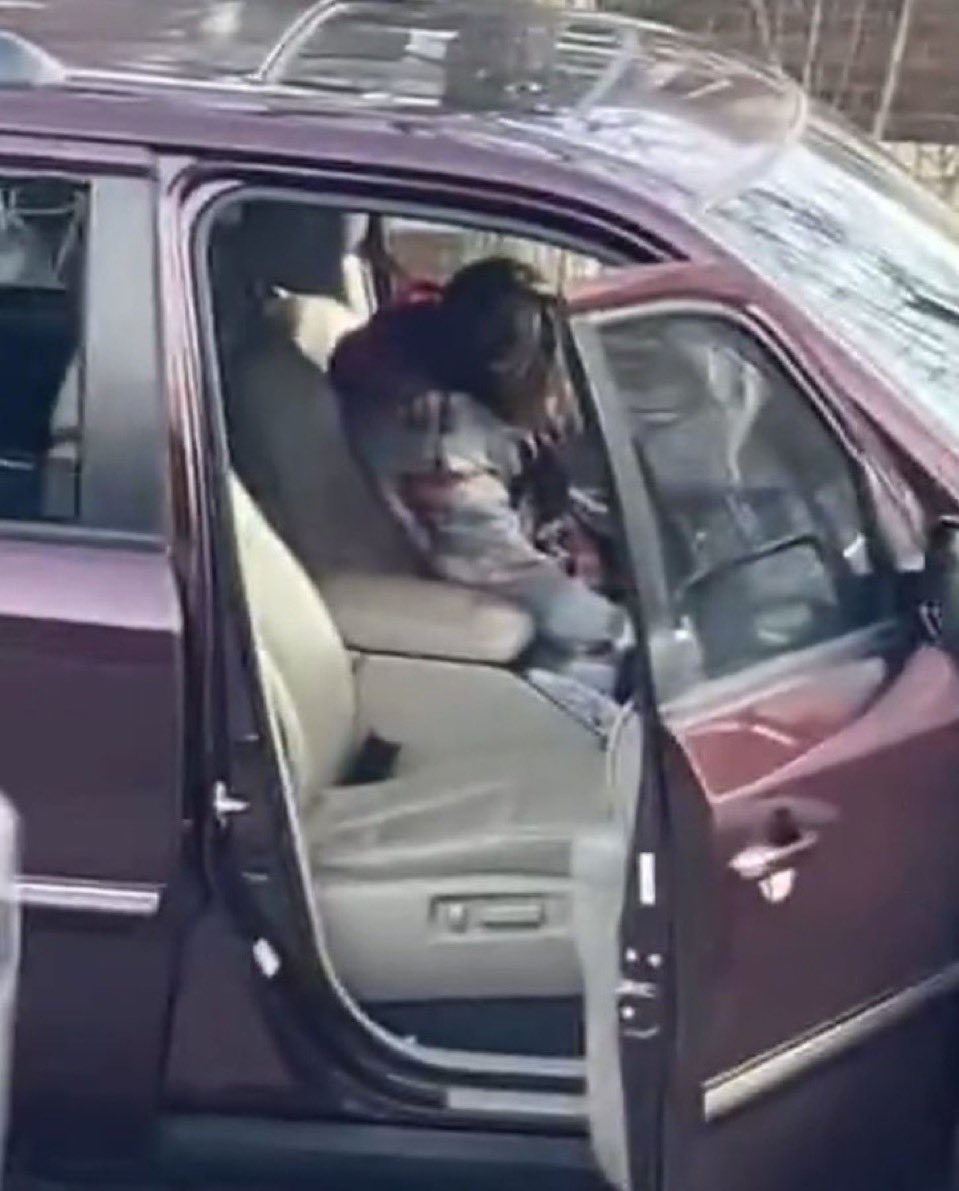 不是偷渡客、不是嫌犯，ICE当街连开三枪击毙美国公民！是自保，还是草菅人命？看完视频再判断