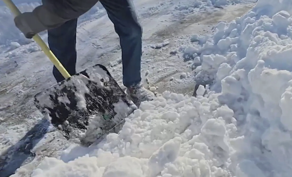 费城暴雪过后！别硬扛！每年100人因铲雪猝死，45岁以上尤其危险！铲雪前你必须知道的安全事项！