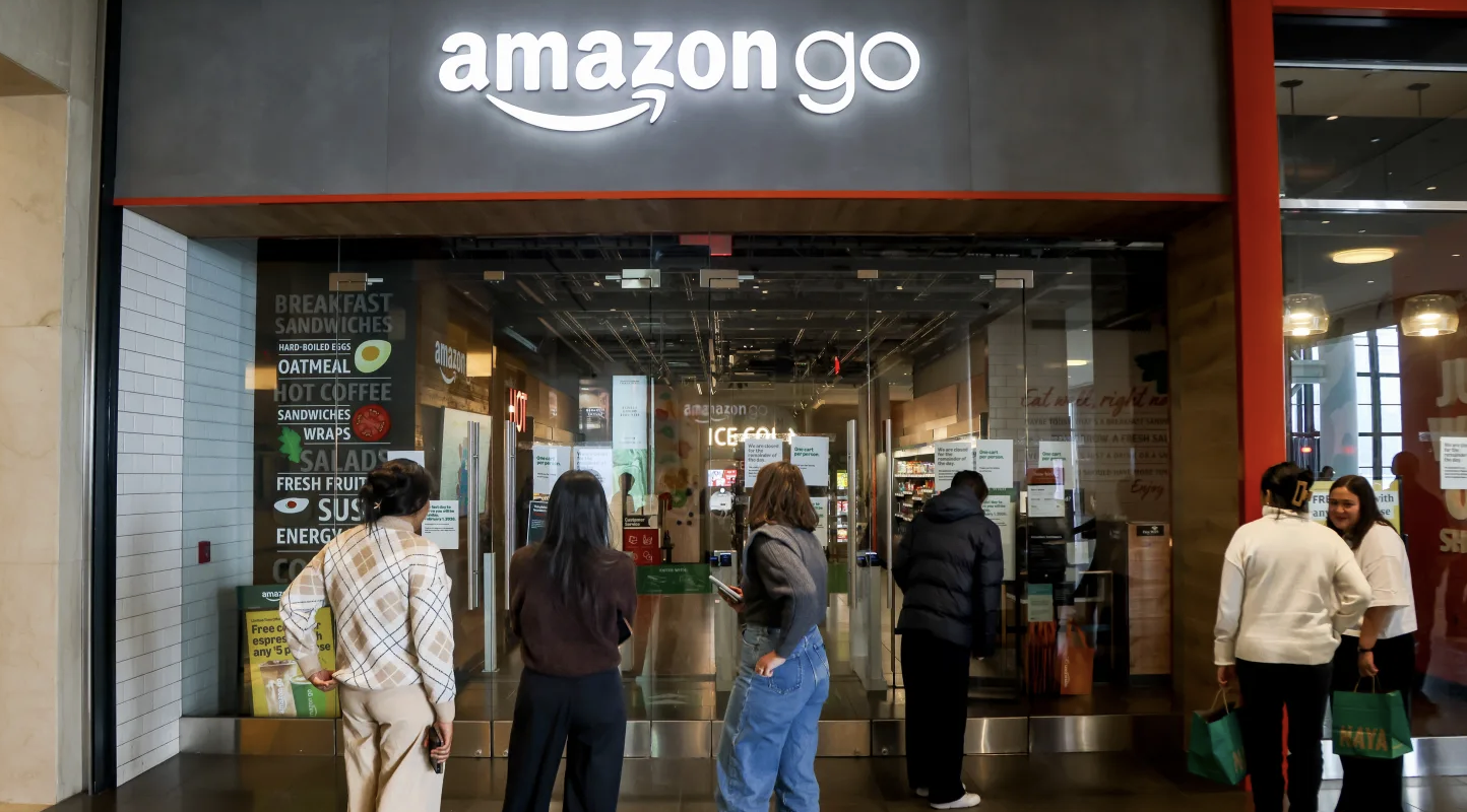 刚进2026，美国就业市场崩了！裁员环比暴增205%，创08年金融危机以来最惨1月！