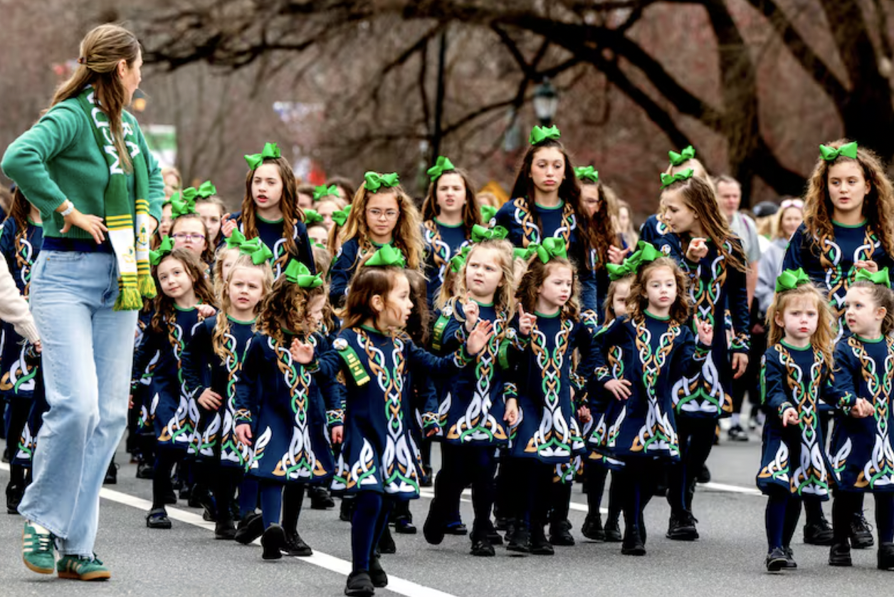 本周日费城要绿了！成千上万的人涌入市中心，250年历史大游行最全攻略