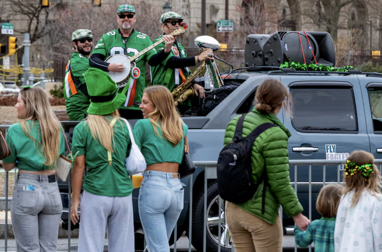 本周日费城要绿了！成千上万的人涌入市中心，250年历史大游行最全攻略