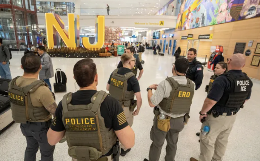费城机场大排长龙！特朗普派ICE特工上阵，最近出行别慌，这几招一定要记住