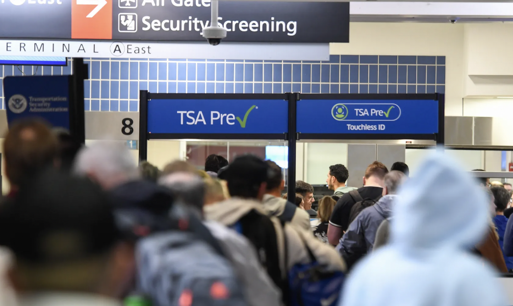 费城机场大排长龙！特朗普派ICE特工上阵，最近出行别慌，这几招一定要记住