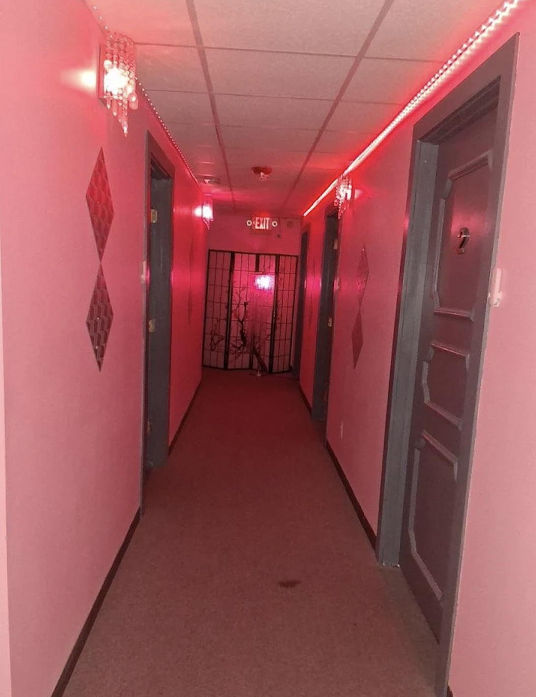 凌晨4点惊魂！费城唐人街水疗中心遭6人强闯行凶：性侵+抢劫，1人被捕5人在逃