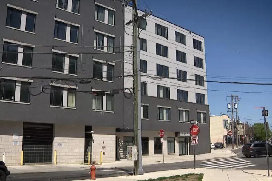 太震惊了！费城北自由区青少年在公寓产子后被控杀婴！新生儿胸部被刀刺身亡