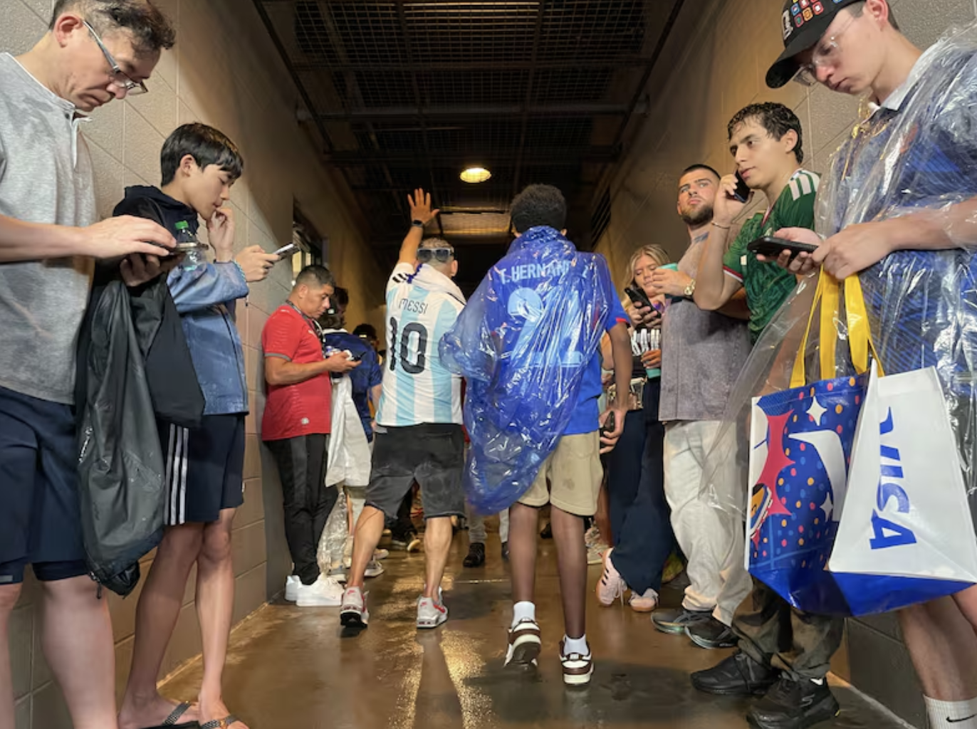 费城世界杯突发!雷暴强袭,林肯金融球场紧急疏散数万观众,法国vs伊拉克比赛暂停!