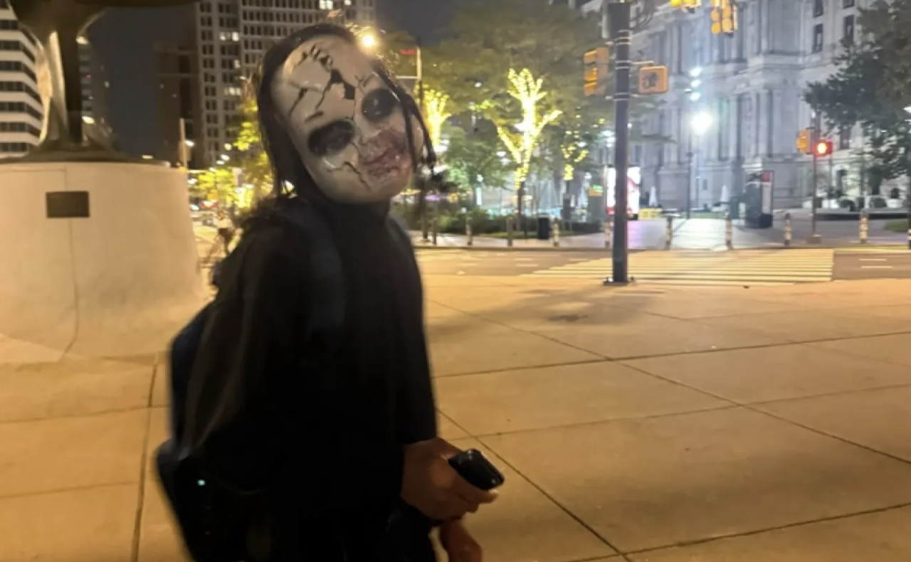 警方全城搜捕!费城市政厅附近惊现“鬼娃面具男”,专挑清晨路人下手!追人、威胁、还偷拍视频