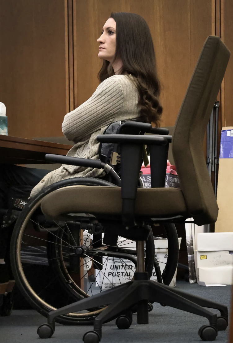 震动全美的“三孩命案”迎来最终审判!裁决最快明日揭晓:陪审团审议17小时仍无答案,她到底有罪吗?