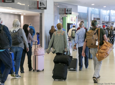 费城国际机场预计，今年圣诞元旦假期极其繁忙，将有近110万名旅客