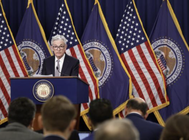 美联储维持利率不变，暗示2024年将三次降息