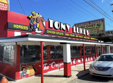 南费城著名Cheesesteak店老板因税务欺诈被判处近两年监禁