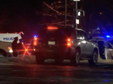 皮卡司机在费城东北区罗斯福大道与警方枪战后身亡