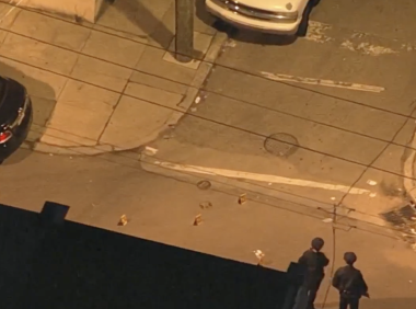 北费城男子家中看电视,子弹穿墙而入无辜躺枪