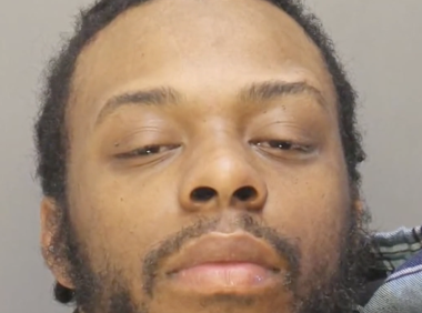 记住这张脸,费城偷车贼戴着手铐在警察眼皮底下逃跑了