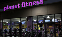  一女子拍下男子在女更衣室刮胡子的视频后被取消会员资格，Planet Fitness股价暴跌