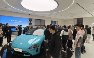 价格战升温!小米新发布电车SU7比特斯拉Model 3便宜$4000