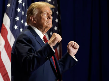 美国最高法院恢复了特朗普的竞选资格，驳回了因1月6日国会山骚乱禁止他参选的企图