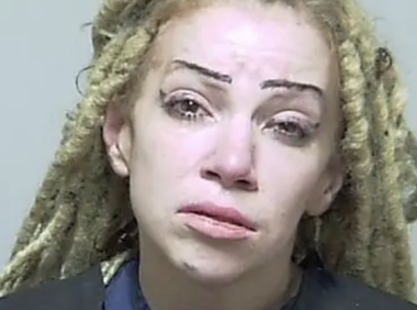 佛罗里达一母亲在银行以500美金出售自己18个月大的孩子，无人理会后，把孩子扔下