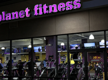  一女子拍下男子在女更衣室刮胡子的视频后被取消会员资格，Planet Fitness股价暴跌