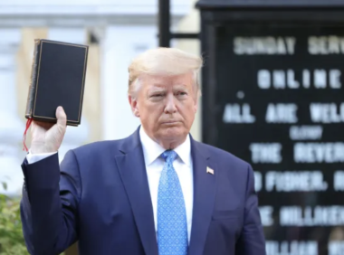 带货王川普开卖圣经，推出59.99美元「天佑美国圣经」
