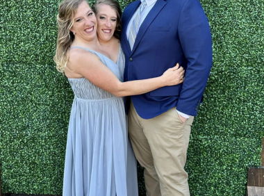 美国著名双头连体双胞胎姐妹结婚，丈夫是一名退伍军人