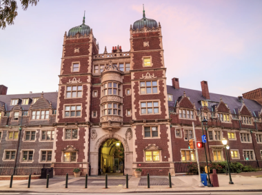 大费城地区大学教师薪资待遇揭秘，看看哪些学校给教职员工发放6位数的薪水