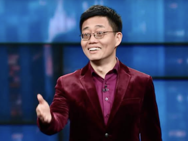 华裔脱口秀演员黄西爆笑登陆费城