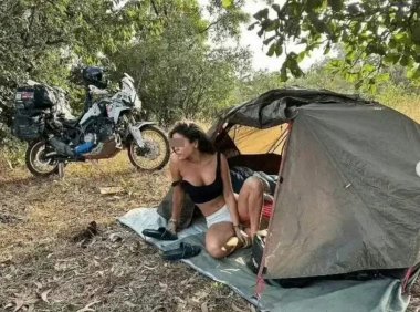 在印度遭7人轮奸的网红夫妇发纪录片:满身精液去80km外取证,印警方要求删视频