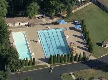 痛心!新泽西夏令营开营第一天出事,一男孩泳池死亡