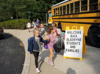 2024-25入学费郊Lower Merion公立学区常见问答、入学所需文件和暑期阅读清单