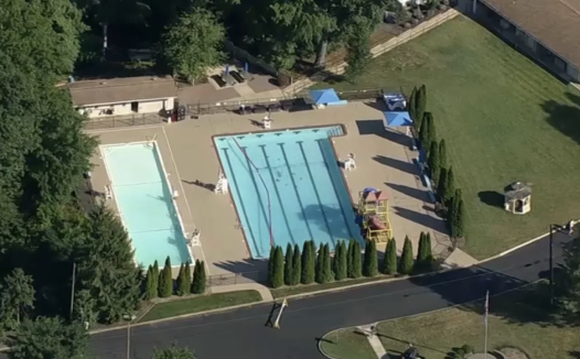 痛心!新泽西夏令营开营第一天出事,一男孩泳池死亡