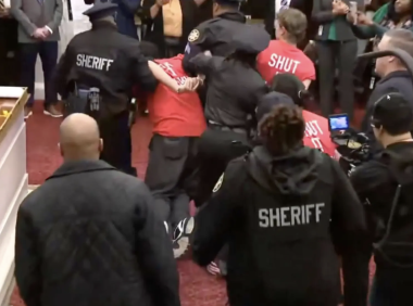 费城76人新球馆今天板上钉钉!市议会投票现场抗议者被捕!网友愤怒:“抗议者比民选代表更代表费城人民的声音!”