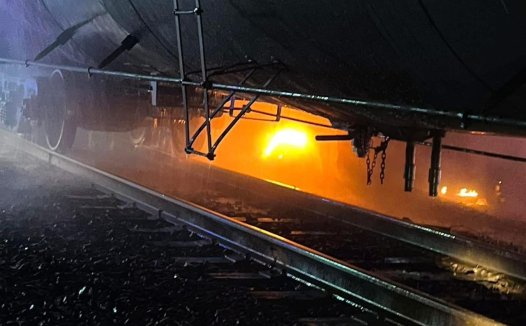 特拉华县一男子开车中途打瞌睡,撞上货运列车油罐车厢