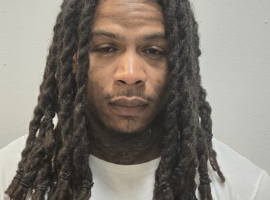 费城再现惊天越狱!男子翻两道围栏逃离联邦监狱