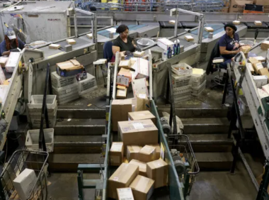 USPS宣布停收中国内地和香港包裹，一天之后，反转来了…