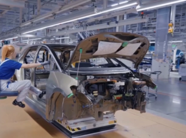 特朗普25%汽车关税来袭！3万的车变4万？车商、修车行和消费者如何应对？