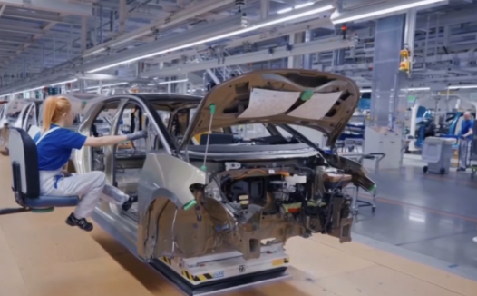 特朗普25%汽车关税来袭!3万的车变4万?车商、修车行和消费者如何应对?