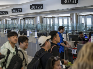 来美旅游留学的访客请注意！所有美签都将加收至少250元的签证诚信费！美国旅游协会：“愚蠢”行为！