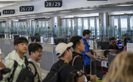 来美旅游留学的访客请注意!所有美签都将加收至少250元的签证诚信费!美国旅游协会:“愚蠢”行为!