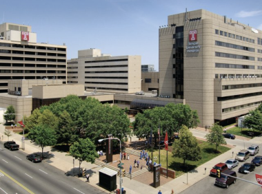 天普医院巨震!Medicaid削减致5亿美元亏空,20位高管薪水集体冻结!本地多家医院恐相继倒闭!