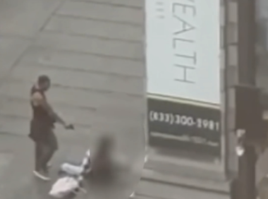 光天化日!女子费城市中心7-11便利店门口被流浪汉连射6枪,惨死街头!