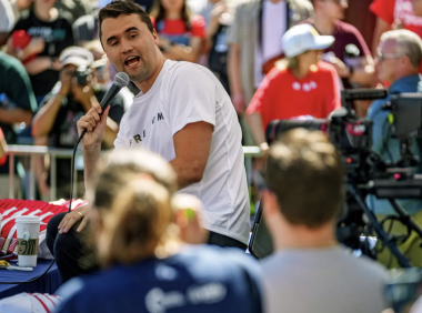 震惊全美！31岁保守派领袖Charlie Kirk演讲现场遭枪杀！一枪毙命！视频曝光！谨慎点开！