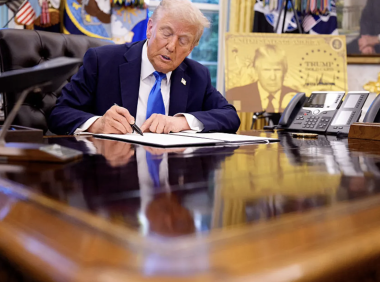 从500万直降100万！特朗普“黄金卡”移民捷径杀疯了，比新加坡、新西兰还便宜！