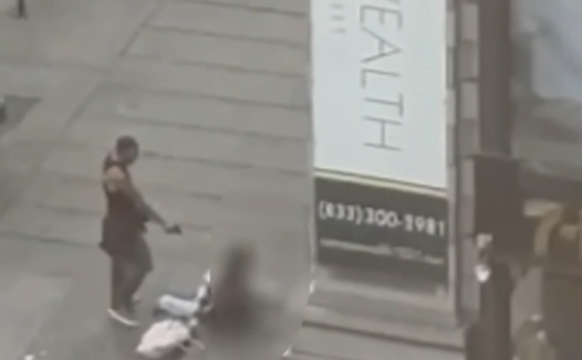 光天化日!女子费城市中心7-11便利店门口被流浪汉连射6枪,惨死街头!