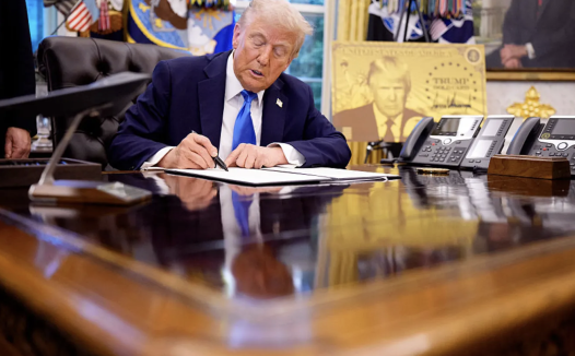 从500万直降100万!特朗普“黄金卡”移民捷径杀疯了,比新加坡、新西兰还便宜!