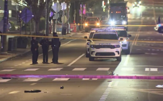 悲剧！费城大学城最常走的那条路，清晨成了死亡现场！48岁女子被闯红灯轿车撞死！现场惨不忍睹，监控记录全程！