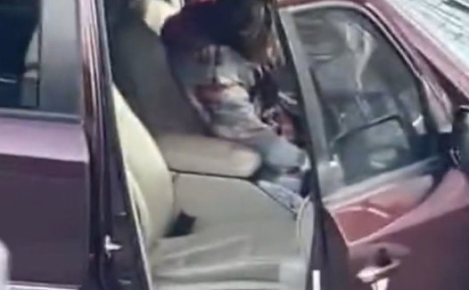 不是偷渡客、不是嫌犯，ICE当街连开三枪击毙美国公民！是自保，还是草菅人命？看完视频再判断